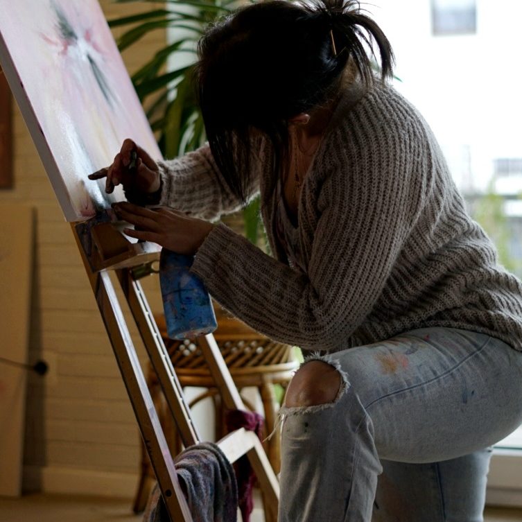 Mulan.Art - Abstrakte Kunst in Gießen & Umgebung Serap Abdul malt an einer Leinwand abstrakte Kunst mit ihren Händen.